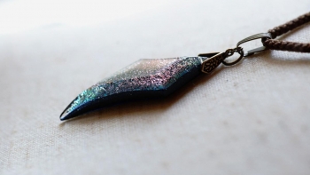 Mysterious dichroic claw 光によって色合いが変化する鉤爪のようなフォルム。存在感のある世界にひとつのオリジナルペンダントです。内部の細かな煌きがブルーグリーン系～ピンク系へと…