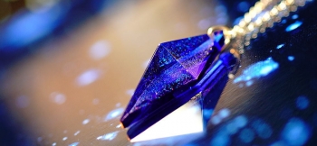 Pure dream ～ Royal blue Pyramid ～ エッジの利いたシャープで美しい五面体フォルムに、神秘的な煌きを施した世界にひとつの逸品です。ベースのコバルトブルーに繊細なラメが煌…