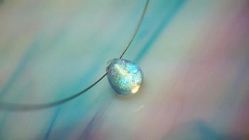 Dichroic dropⅡ 10mmほどの小ぶりのドロップタイプペンダントです。小さなトップの内部に美しいダイクロ偏光ガラスの煌きを閉じ込めた、存在感のある美しい逸品に仕上がりました。ステンレス製…