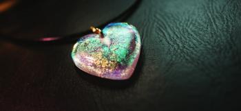 Dichroic heart 光の当たり方や見る角度により美しい輝きを放つ「ダイクロ偏光ガラス」を全体に使用した、大変きらびやかで美しいハート型ペンダントです。