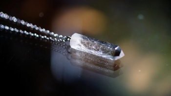 Natural quartz amulet 天然水晶の印象的なペンダント。文字彫刻に金色の着色を行って仕上げております。長めのチェーンをお付けしておりますのでぜひ末永くご愛用いただければ幸いです。