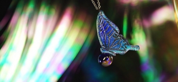 Rest the wings of the dichroic glass. モルフォチョウの美しい煌きを、球体にとまったアゲハ蝶のフォルムに表現した、世界にひとつのオリジナルペンダントが完成いたしま…