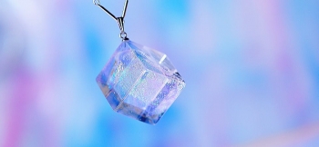 Sparkling crystal cube 清々しいほど透明感のあるクリアーな宇宙。煌くラメと淡いブルーの神秘的なイメージを閉じ込めたガラスの立方体ペンダントに仕上がりました。見る角度や光の当たり…