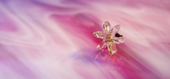 Snow flower ～ 硝子の雪 ～ 雪の結晶のような、花のような可愛らしいフォルムのピアスです。透明感のあるクリアーベースです。内部には優しく輝くラメと、ホタルの光のように神秘的なブルーの蓄光…