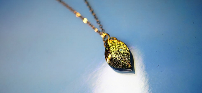 Dichroic chic leaf チャコールグレーのシックなベースカラー。葉のようなフォルムの中に様々な煌き。美しいダイクロ偏光ガラスと、表面のラウンドしたカットによって、様々な表情をお楽しみい…