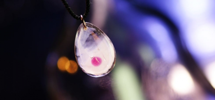 雪の花びら 半透明のホワイトに可愛らしいピンクの丸いワンポイントを施しました。冬の風景にとてもマッチした可愛らしい作品です。全体をクリアーで包み込み、美しいラメをポイントで施しました。シンプルなフォ…