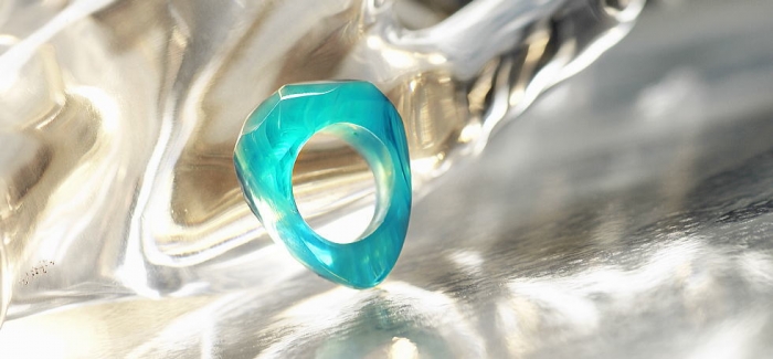 BLUE ICE RING 氷のかけらをそのままリングにしたような、世界にひとつの素敵なアイスロックリングです。フォルム全体を横から見ると、ギターピックのような印象的なフォルムで、トップ部分に不規則…