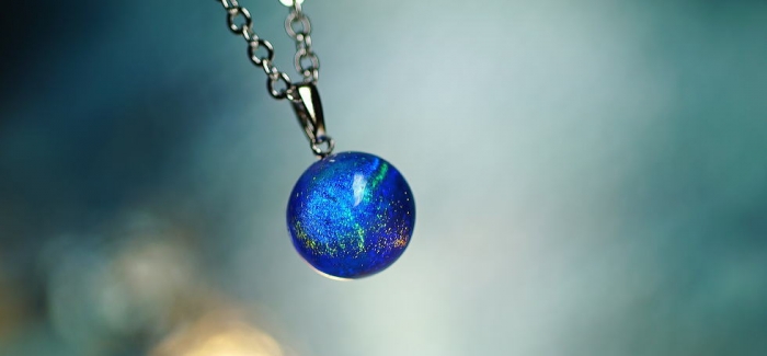 Dichroic sparkling planet 世界にひとつの煌く球体ペンダントが完成いたしました。内部に施したラメとダイクロ偏光ガラスの織り成す美しさと、暗闇での蓄光の神秘的な光。昼夜問わずぜ…