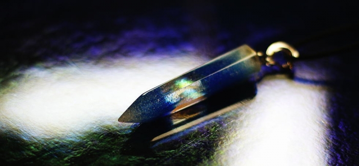 SPARK CRYSTAL ガラスの神秘的なクリスタル(水晶)のフォルム内部には、ダイクロ偏光ガラスを閉じ込めた美しい一点の煌き。ブルーの濃淡のグラデーションと共に、存在感のあるペンダントに仕上がり…