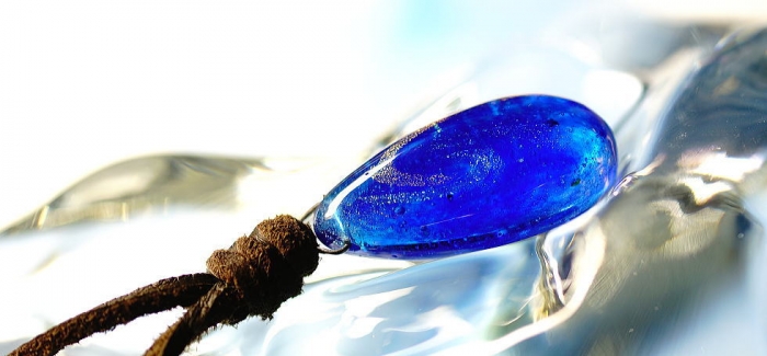 水繭 ～ 煌きの未来へ ～ 青く深い海の繭は煌きの未来を紡ぎ出します。立体的な繭のようなしずくのフォルム。その内部にはブルー系の濃淡が美しいコントラスト。「ダイクロ偏光ガラス」の煌きは見る角度や光の…