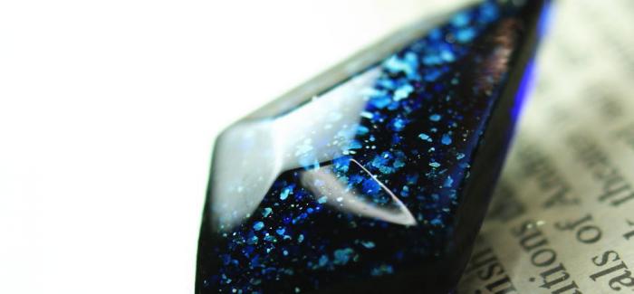 Sparkle blue diamond オーソドックスなダイヤ型のフォルムの内部には、大変美しいブルーの無数のラメがまるで満天の星空のように煌きます。ベースには濃い目のブルーを使用していますが、一…