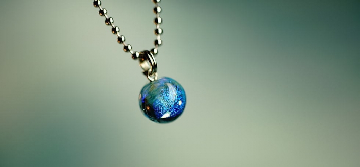 Dichroic aquablue planet 澄んだ水のような「アクアブルー」をベースに、ブルー系に煌くラメとダイクロ偏光ガラスをちりばめた、小ぶりの球体ペンダントです。9mmφと小ぶりのサイズ…