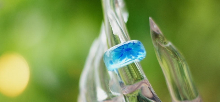 Blue Gerbera ～ 夏空に咲く花 ～ 青空に向かって咲く、美しいブルー色の花・・・。それは優しく咲くガーベラ。重なり合ったブルーの細長い花弁をイメージしてリングの内部に施しました。ガラスの…