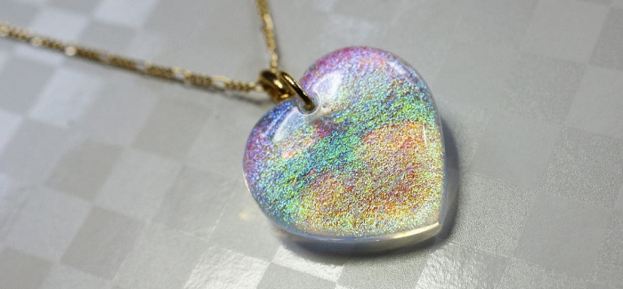 Excellent dichroic heart オパールの様な美しい煌きは、心を弾ませうっとりさせてくれます。そんな美しいダイクロ偏光ガラスを何種類かふんだんに使用した大変美しいハートのペンダント…