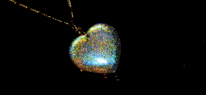 Finest dichroic heart オパールの様な複雑な奥深い煌きは大変美しく、眩い輝きは私たちの心をわくわくさせてくれます。いつまで見ていても飽きないほどうっとりさせてくれます。
ガラス…