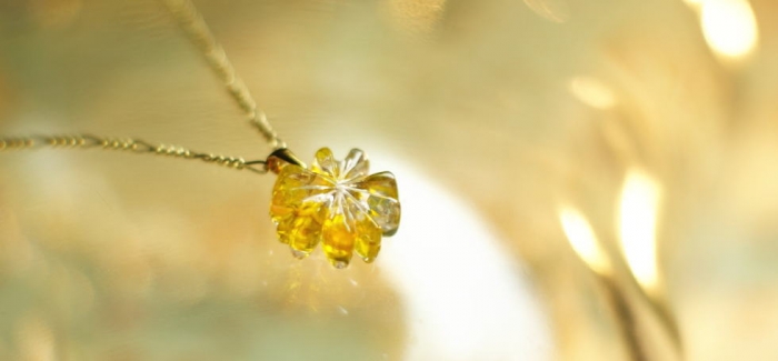 Sparkling smile ～ きらめく笑顔 ～ サクラの花のように可愛いフラワーペンダントです。表面にも葉脈などを彫刻を施していますので、光を受けてキラキラと輝きます。透明感のあるイエローとア…