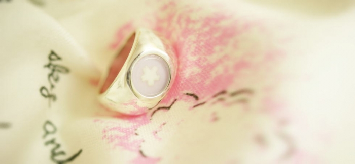 Basic collaboration ring ～ 桜  ～ シルバーリングのトップ部分に、可愛らしい桜の花びらを蓄光で光る様にお作りしています。ベースのガラスは、優しい桜色のピンク(ペタルピンク…