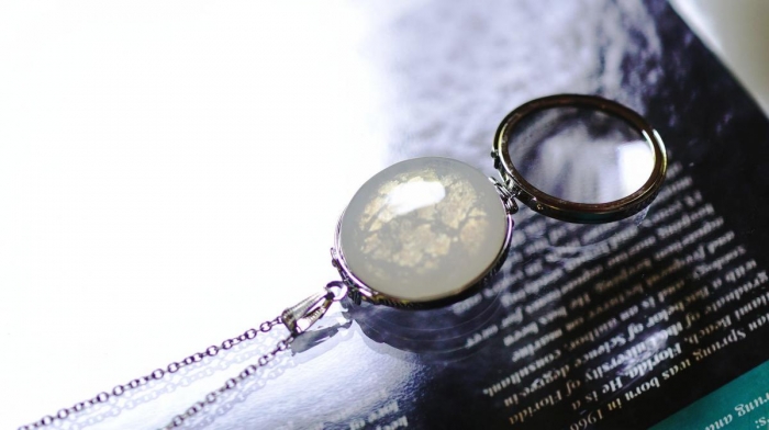 Round glass loupe 開閉式のルーペ付きのオシャレなコラボレーションルーペペンダント。お買い物などの際にはとても便利なガラスペンダントです。表面には、半透明ホワイト(マーブル模様)をベ…