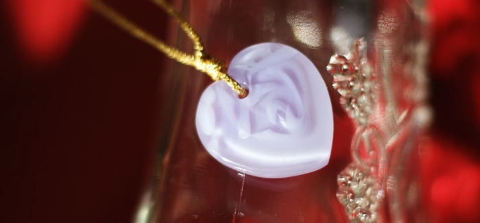 Mystical purpule rose heart 淡いラベンダーの色合いが優しいバラのイメージのハートです。ラベンダー色は、紫外線に反応するネオジウムガラスです。太陽光には鮮やかなパープル色に…