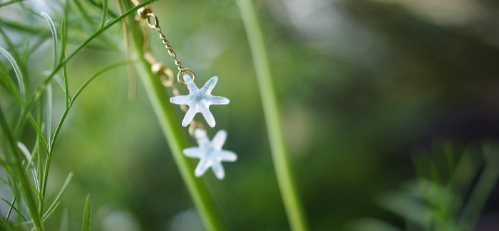 愛の花 ～ オオアマナ  ～ 繊細で細い花びらのオオアマナの花をモチーフにしたピアスです。半透明ホワイトをベースに、中央の雌しべ・おしべ部分には、大変美しい輝きのダイクロ偏光ガラスを使用しています。…