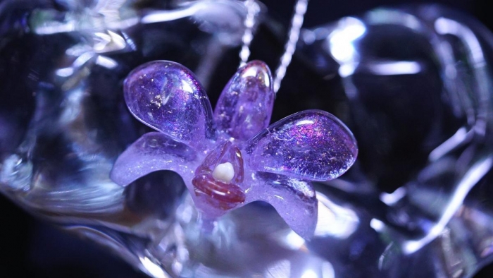 Glass Orchid ～ 魅惑の花 ～ オーキッド(蘭)の「デンファレ系」(デンドロビウム・ファレノプシス)属をモチーフにしたペンダントとブローチの2Wayタイプのオリジナル作品が完成いたしまし…