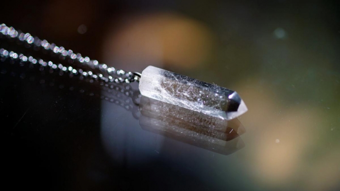 Natural quartz amulet 天然水晶の印象的なペンダント。文字彫刻に金色の着色を行って仕上げております。長めのチェーンをお付けしておりますのでぜひ末永くご愛用いただければ幸いです。