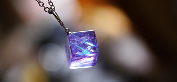 Lavender cube ～ Rainbow flash ～ 神秘的なラベンダー色をベースにした、キューブ(立方体)フォルムのイヤリング(片耳用)です。自然光では赤紫系に、蛍光灯には淡いパウダーブ…