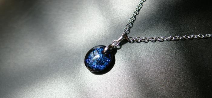 Noble black opal レインボーラメ入りのプチネックレスです。ブラックをベースにしたシックな逸品です。