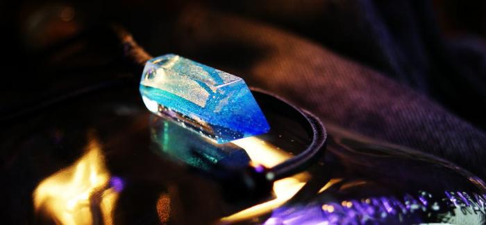 BLUE CRYSTAL 存在感のある六角柱の水晶タイプのペンダントです。内部にきらびやかなゴールド系が美しく入っています。それぞれの面から違った表情をお楽しみいただけます。ブルー系のグラデーション…