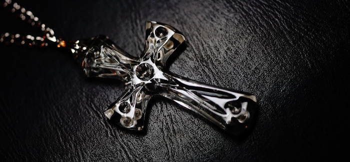 SAINT CRYSTAL CROSS 全体を大きく破損、紛失され既に以前の状況が分からなくなってしまった、大切なお手持ちのガラスのクロスペンダントトップを再現してお作りした、世界にひとつの美しいク…