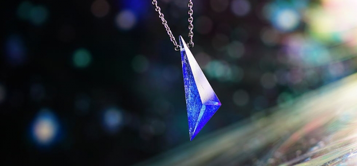 Blue triangle crystal スタイリッシュな変形六面体のガラスのペンダント。ライトスカイブルーをベースに、シャープで細身のフォルムに仕上げています。表裏同じカットは手作業で丁寧に磨き…