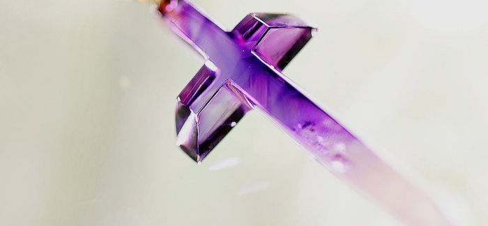 Natural Amethyst Cross 天然アメジスト(紫水晶)の原石から切り出し美しく磨き上げた、世界にひとつのクロスタイプペンダントが完成いたしました。紫色が濃く、またグラデーションが美し…