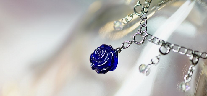 Charming blue rose 繊細なガラスのブルーローズを、全て手作業による彫刻により再現しました。周囲には8個のクリアーガラスビーズをお付けし、トップとそれぞれのビーズはお好きな位置に設置…