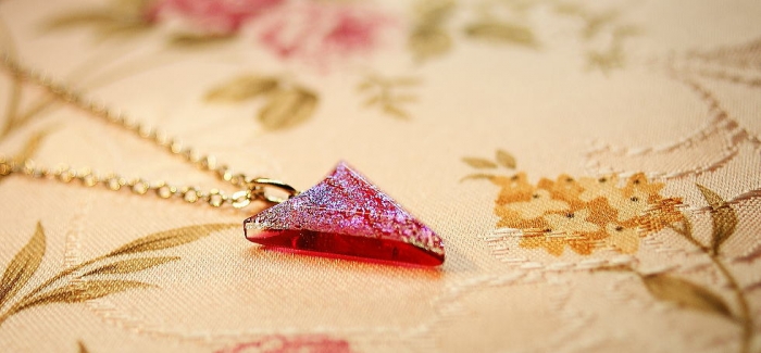 Dichroic triangle emblem ～ Charm ～ 女性らしい素敵な色あいの、赤系ピンク(クランベリーピンク)をベースにしています。その色あいを包み込むようにガラスの王様と呼ばれる…