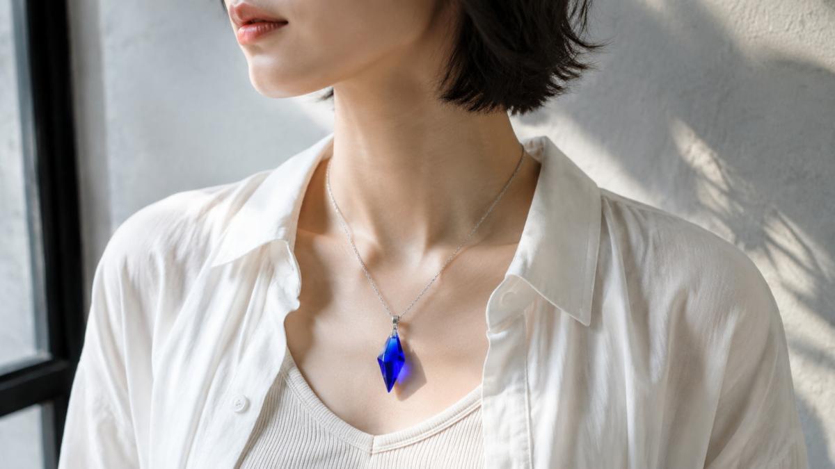 Standard Dreamblue コバルトブルーのペンダントの着用イメージ