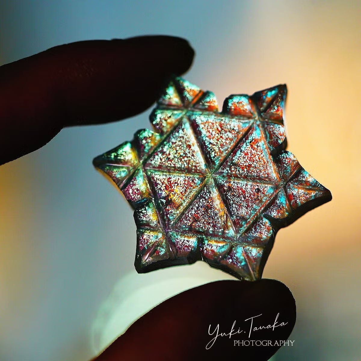 光に透かした星形のガラス作品