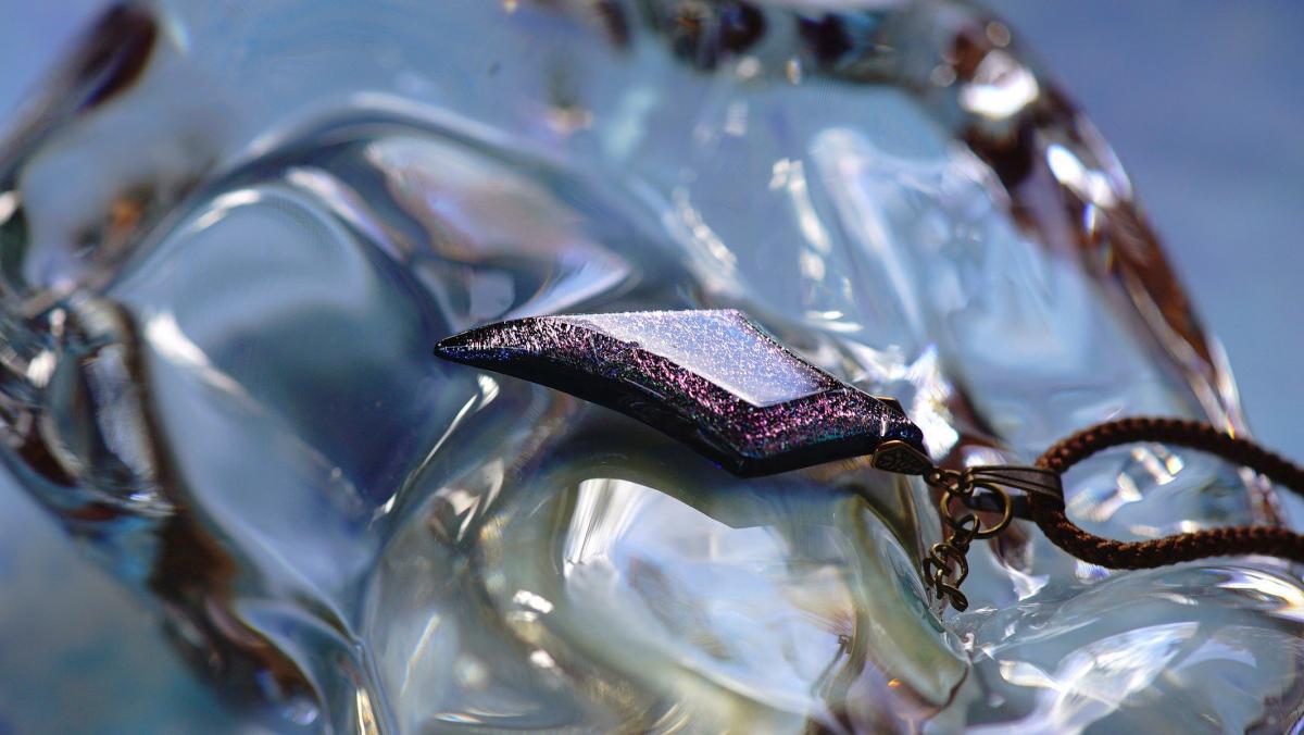 Mysterious dichroic claw