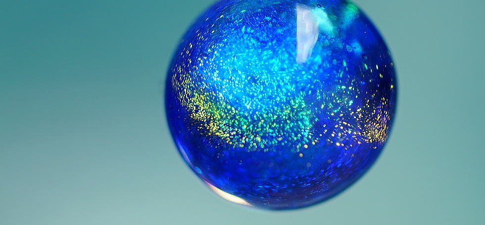 Dichroic sparkling planet