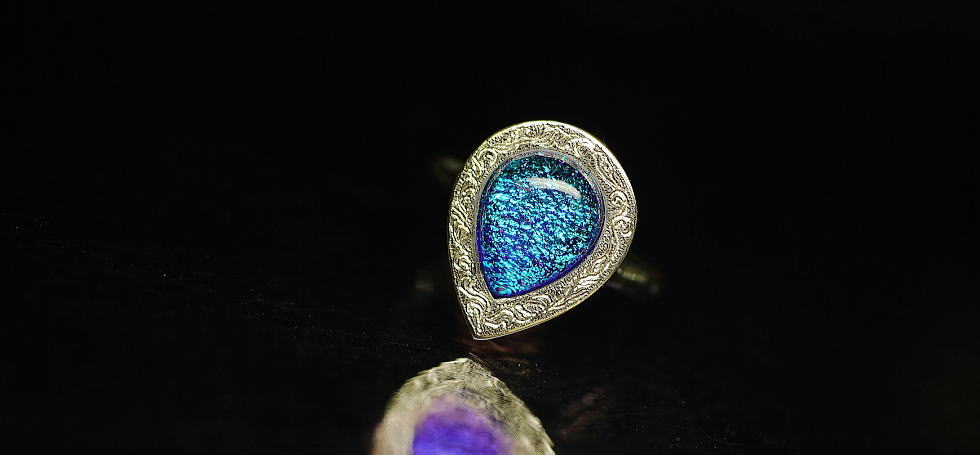 Dichroic engraving ring