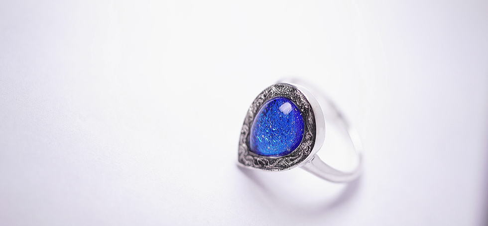 Dichroic engraving ring