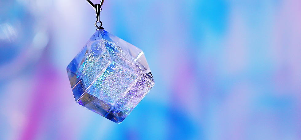 Sparkling crystal cube